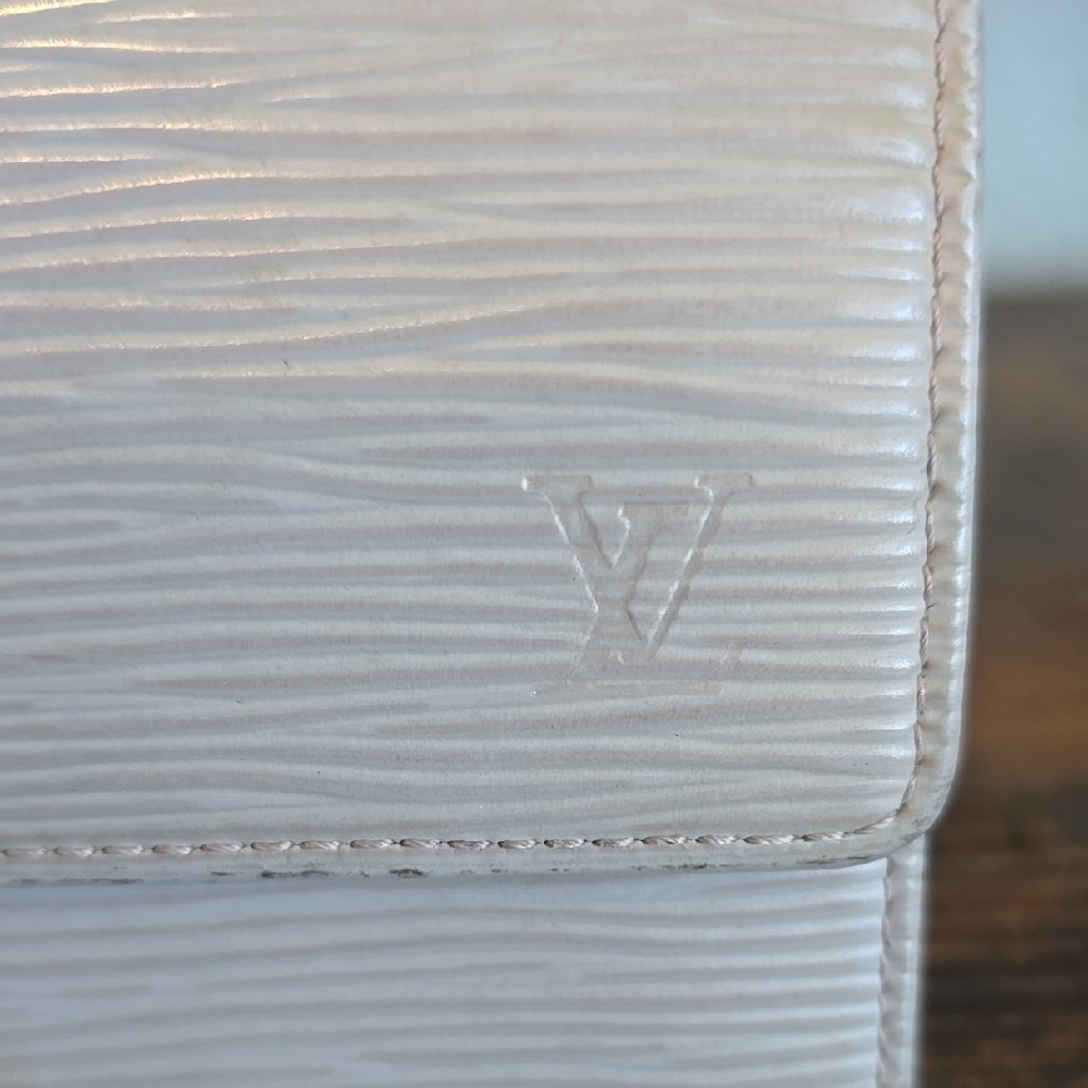 LV Epi Sarah Wallet - Picture 2 of 15
